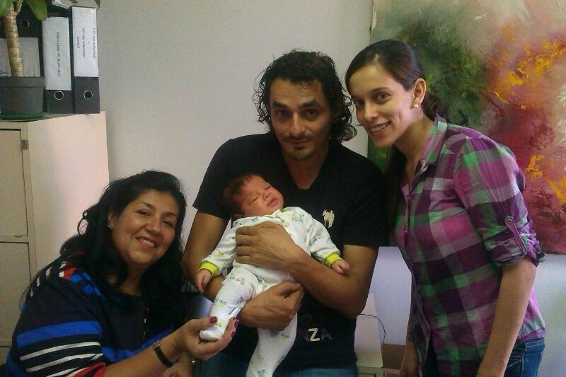 Daisy Espín, Raúl Alvarez y la exalumna Karla Mendoza con su bebé recién nacido
